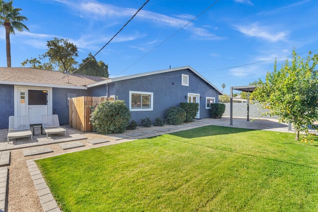 Building Photo - 3046 E Glenrosa Ave