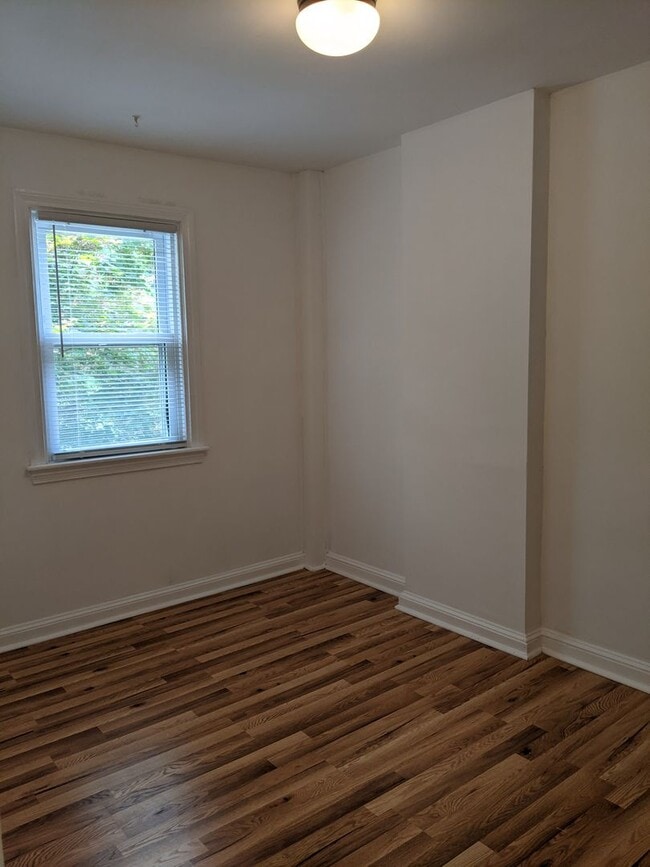 Building Photo - Renovated 3BR/1BA Townhouse in Edgemoor Gardens!
