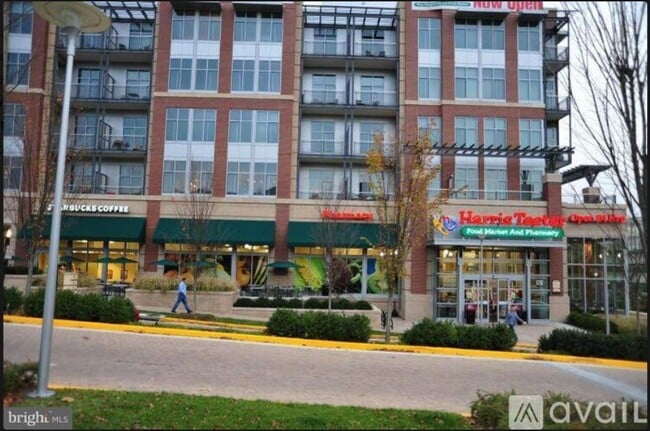 Building Photo - 8220 Crestwood Heights Dr