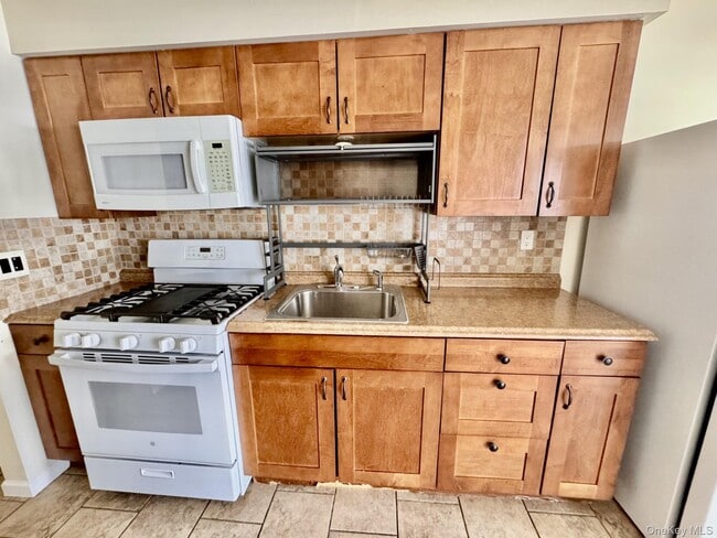 Building Photo - 7 Colonial Rd