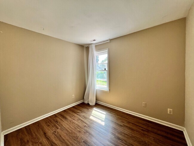 Building Photo - Updated brick ranch in REDWING