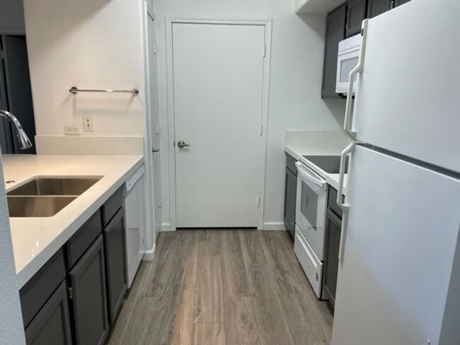 Building Photo - 2 Bedroom 2 Bath Condo W Sunset