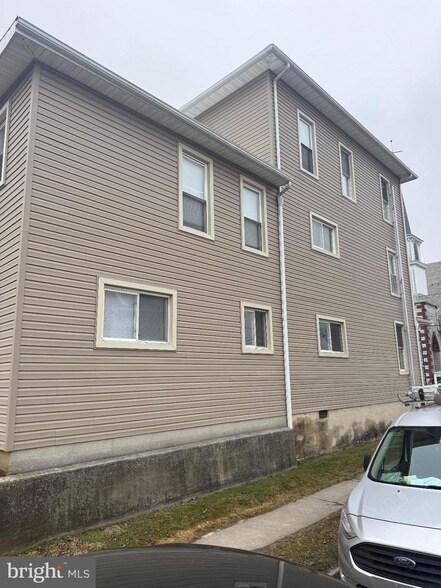 Building Photo - 100 S Park St