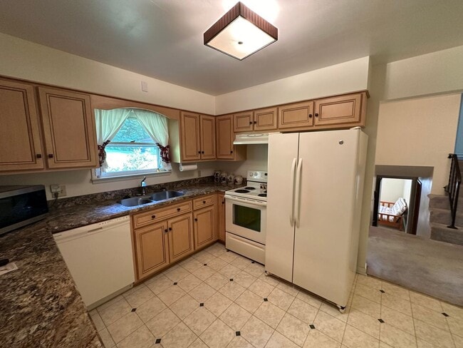Building Photo - 4 Bedroom, 2 Bathroom House