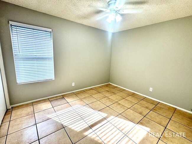 Building Photo - ONE MONTH FREE! Available! 2 bed/ 1 bath A...