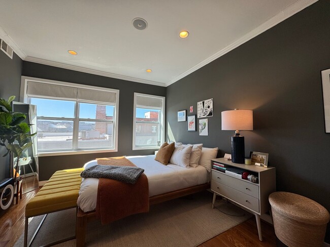 Building Photo - Beautiful 3 Bed 3 Bath Condo with a Roofto...