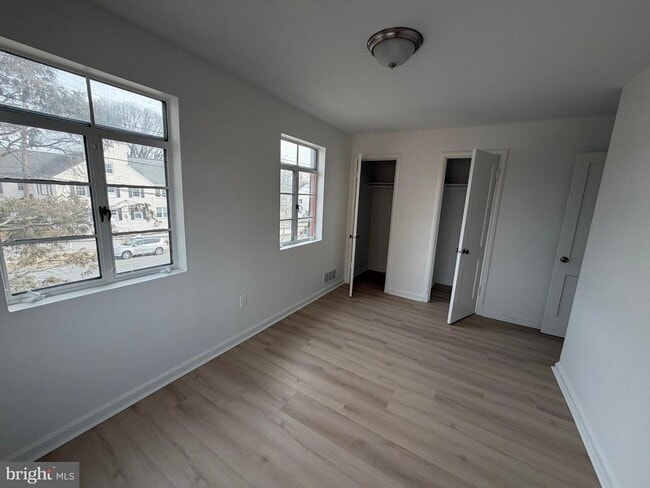 Building Photo - 1304 S Walter Reed Dr