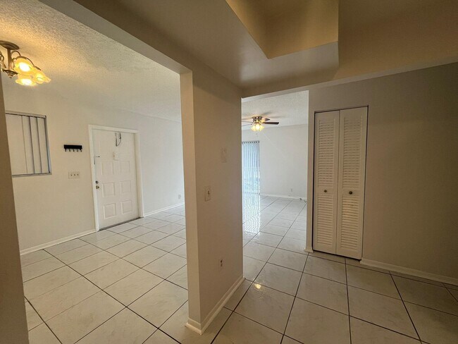 Building Photo - 1856 Fairview Villas Dr
