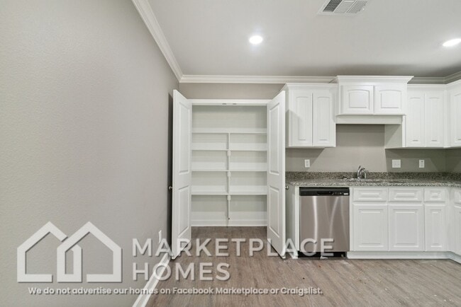 Building Photo - 2102 Moss St