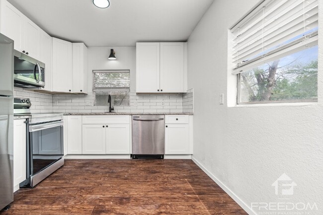 Building Photo - 1824 Katy St