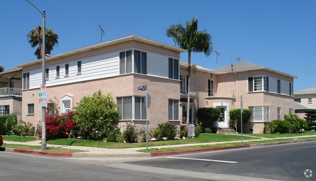 Primary Photo - 100 N Flores St