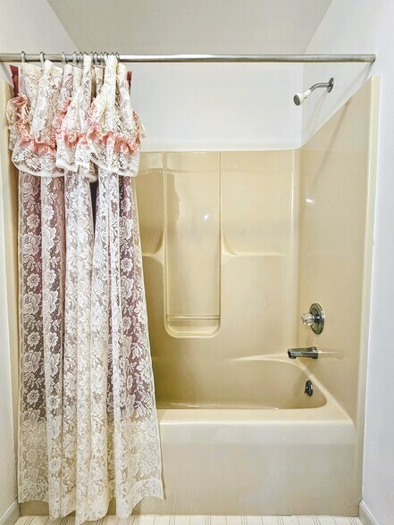 Building Photo - 357 Acorn Cir