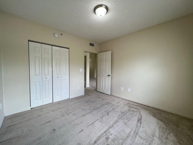 Building Photo - 5016 Lantana Rd