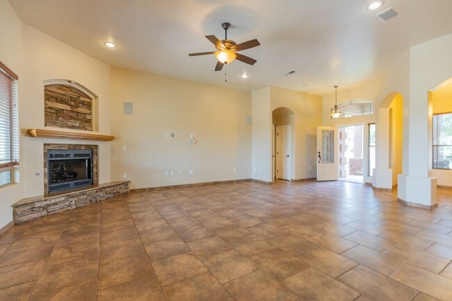 Building Photo - Beautiful Home in the Golf Course Area