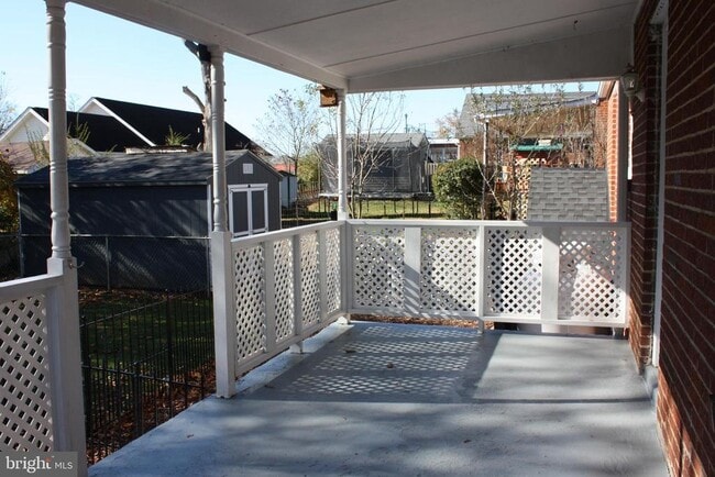 Building Photo - 423 Happy Creek Rd