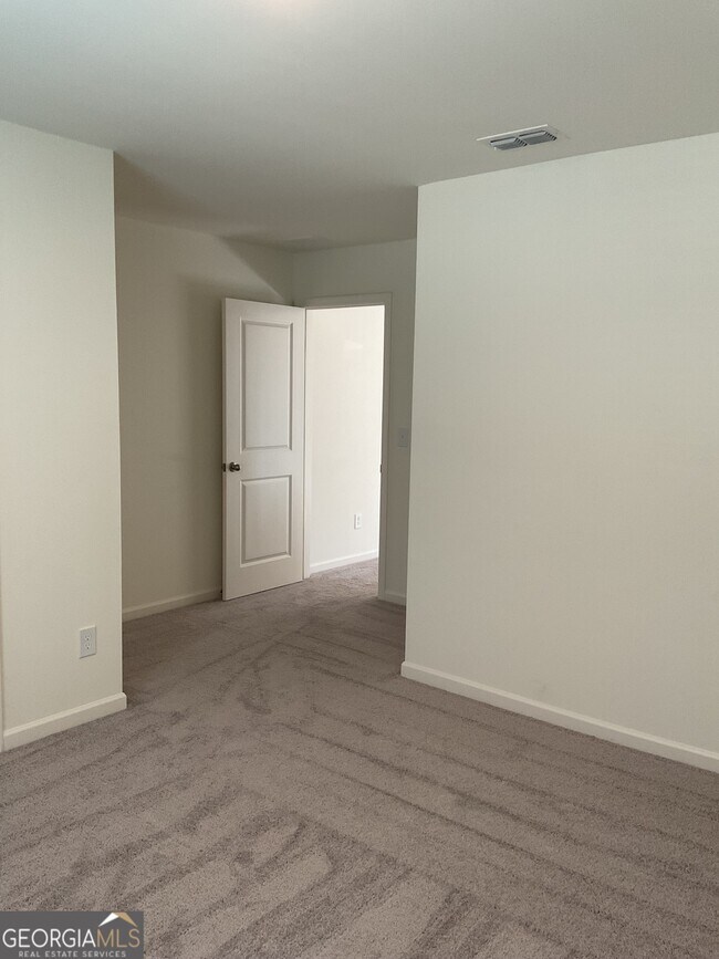 Building Photo - 305 Pond Ct