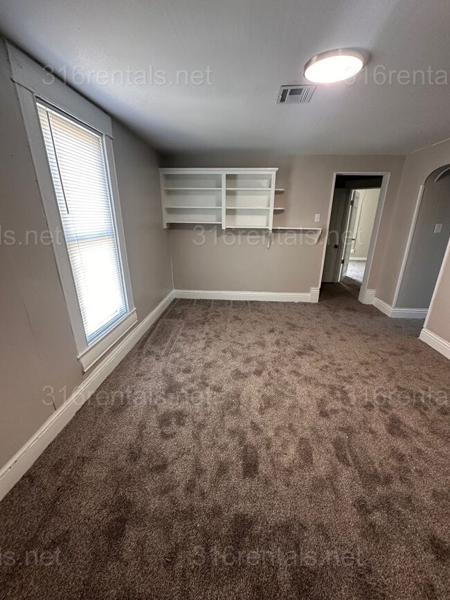 Building Photo - $1445 - 5 room 2.5 bathroom - Single Family Home