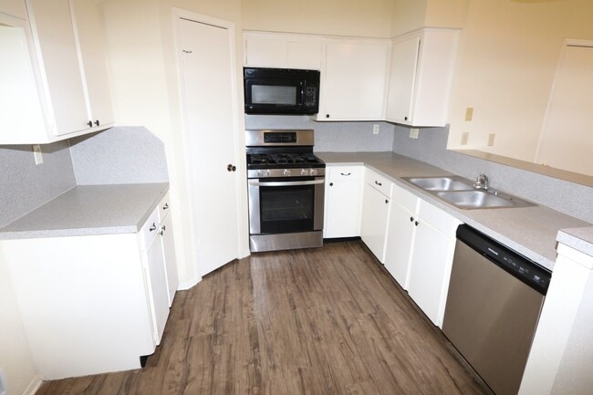 Building Photo - 21134 Park Mt Dr