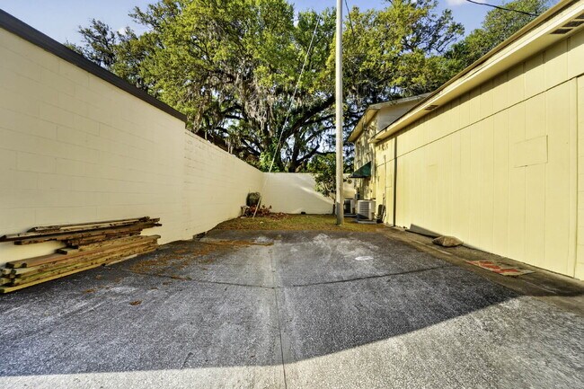 Building Photo - "Charming 1-Bedroom Haven in a Great Savannah Location!"