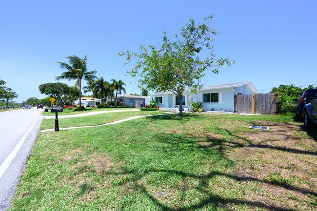 Building Photo - 5920 Lake Osborne Dr