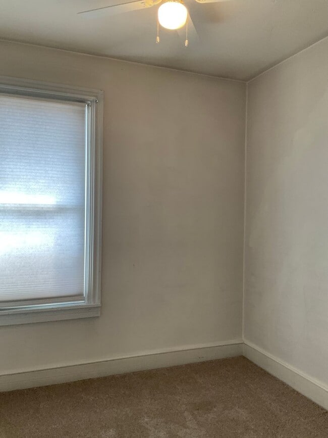 Building Photo - 112 W Main St