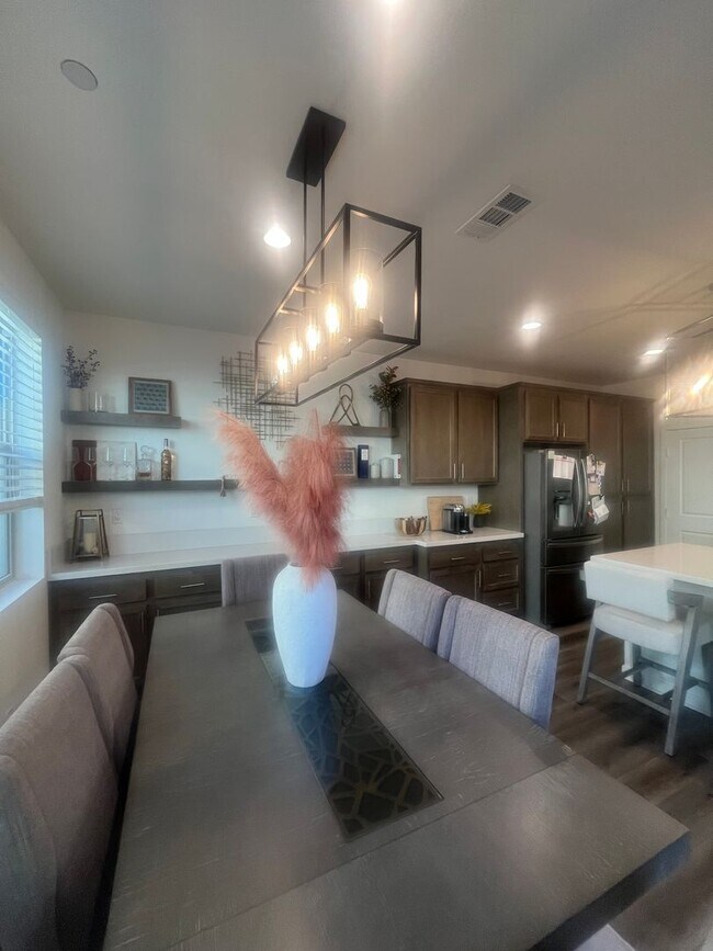 Building Photo - Beautiful Town-Home Bedford Community!