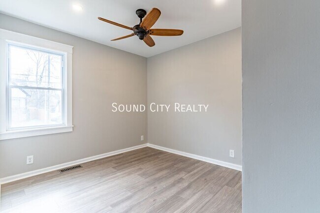 Building Photo - 2410 Albion St