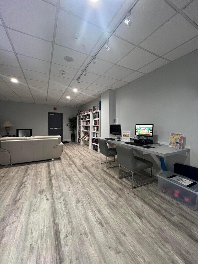 Building Photo - 405 N Ocean Blvd