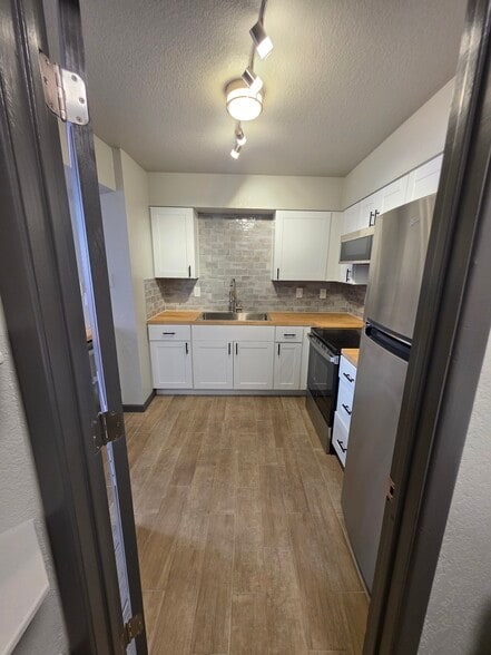 Building Photo - 1749 E Pepper Cir