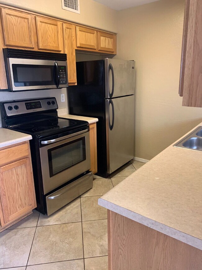 Building Photo - "Charming 2-Bed, 2-Bath Gem in Prime Phoenix Location with 900 Sq Ft of Comfort!"