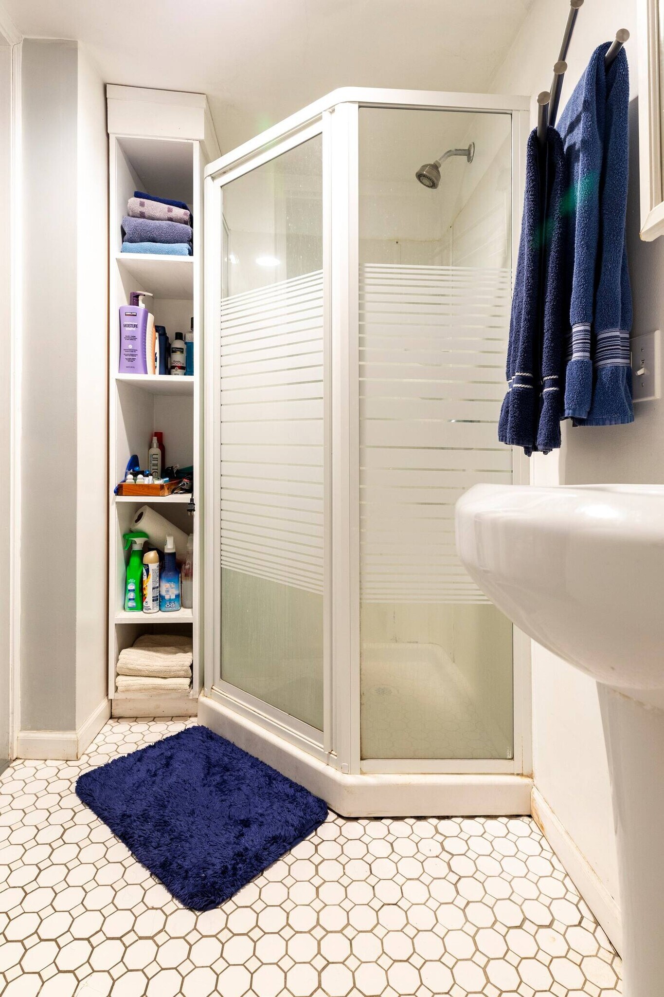 Full Bathroom - 540 S Taylor Ave