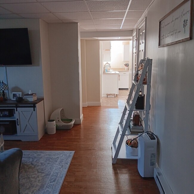 Building Photo - 104 S Main St