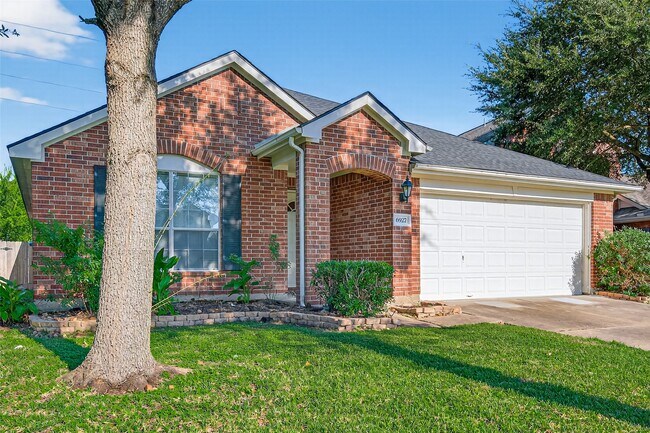 Building Photo - 6927 Great Oaks Shadow Dr