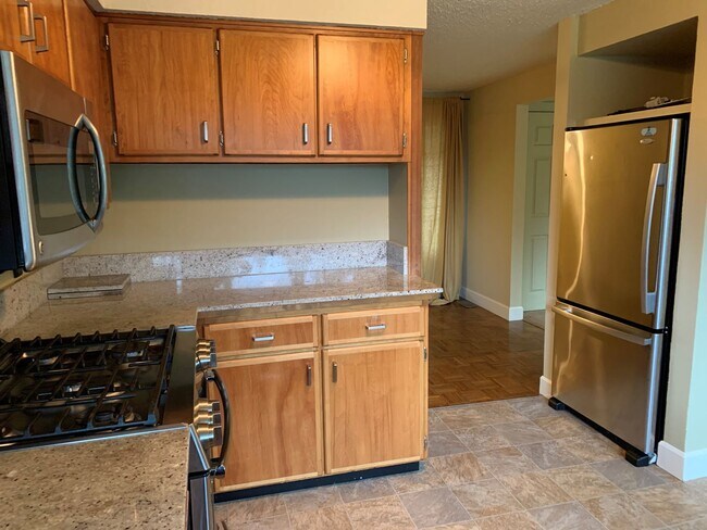 Building Photo - Beautiful South Eugene Home