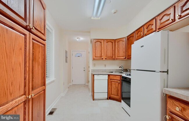 Building Photo - 2343 Eastern Ave