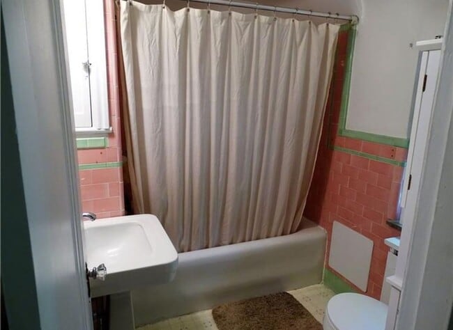 Building Photo - Beautiful 3 bedroom, 1.5 Bath in Mt. Lebanon!!