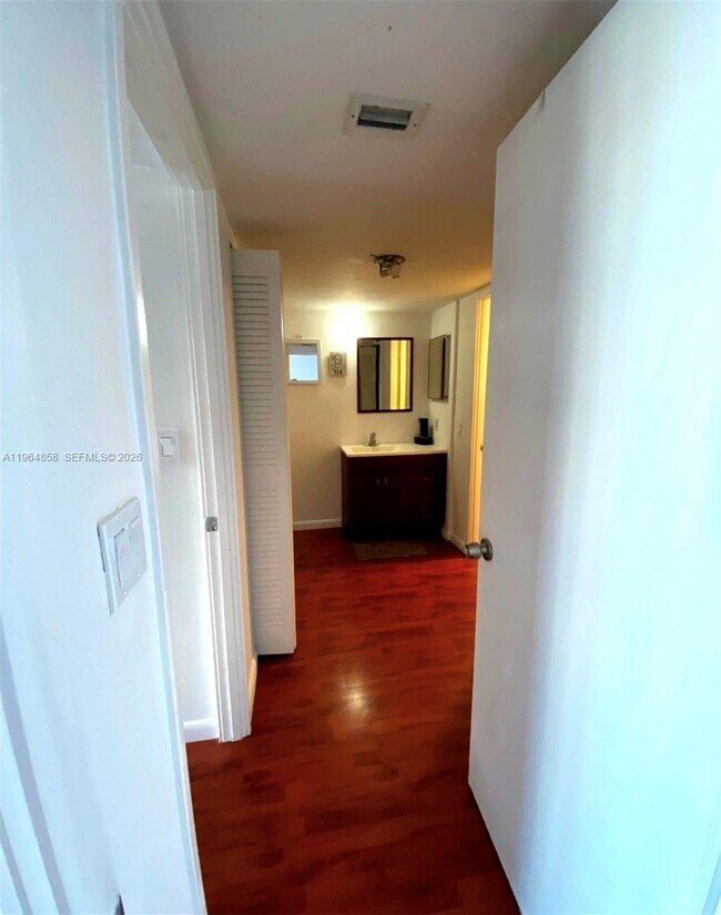 Building Photo - 3731 N Country Club Dr