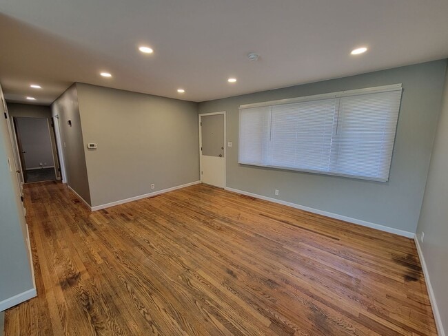 Building Photo - 3 bed, 1 bath, Close to South Bend Airport
