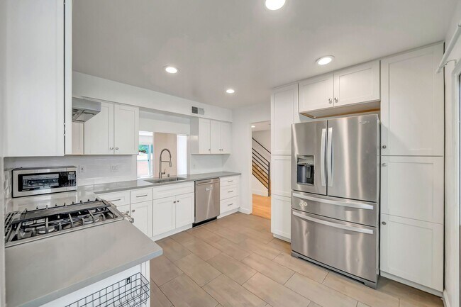 Building Photo - 4424 Coldwater Canyon Ave