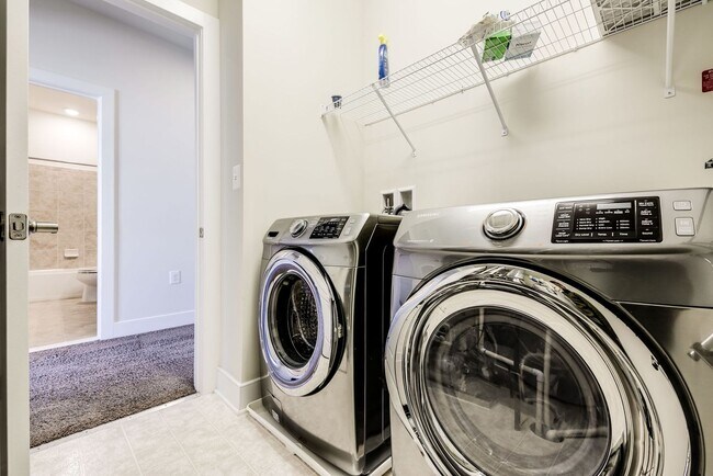 Building Photo - Updated 3br/2.5ba Condo Townhome Alexandria Walk to Metro