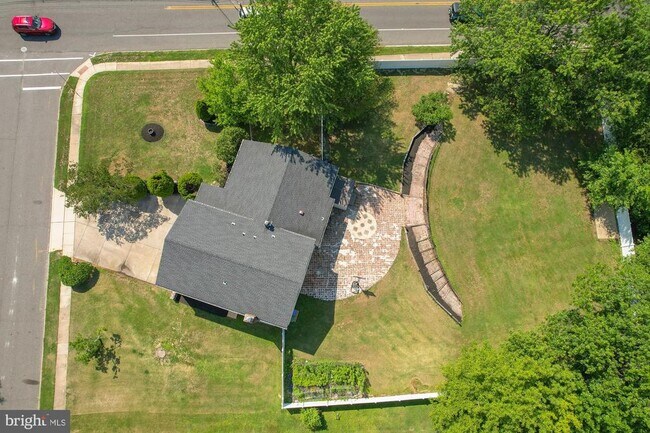 Building Photo - 701 Crestbrook Ave