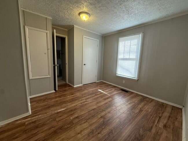 Building Photo - Cottage Style Home Super Close to Downtown!