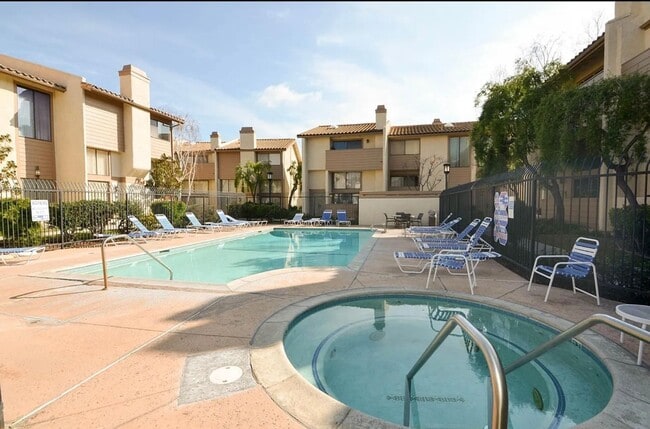 Building Photo - 3-Bedroom Townhome in Prime Calabasas Location