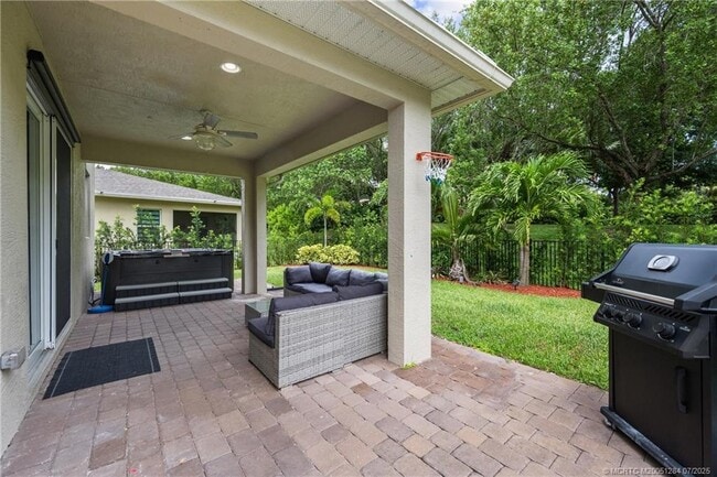 Building Photo - 1813 NW Cataluna Cir