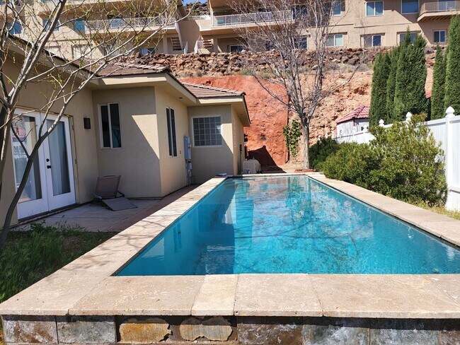 Building Photo - 3 bed 3 bath home - Located just below The...