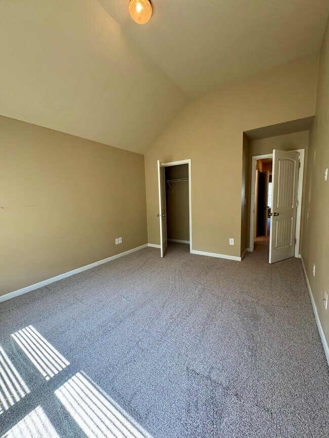 Building Photo - This beautiful 4-bedroom, 2.5-bath home Move-in ready and is waiting for you!