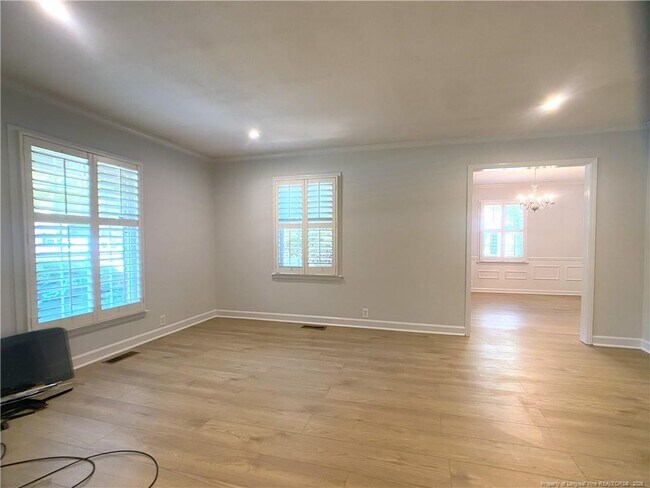 Building Photo - 2721 Mirror Lake Dr
