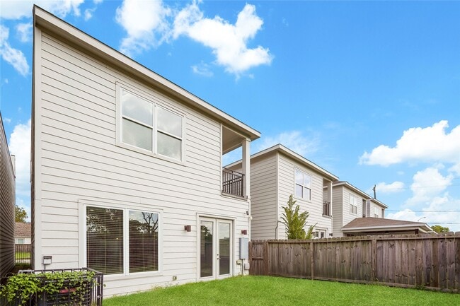 Building Photo - 2509 Des Chaumes St