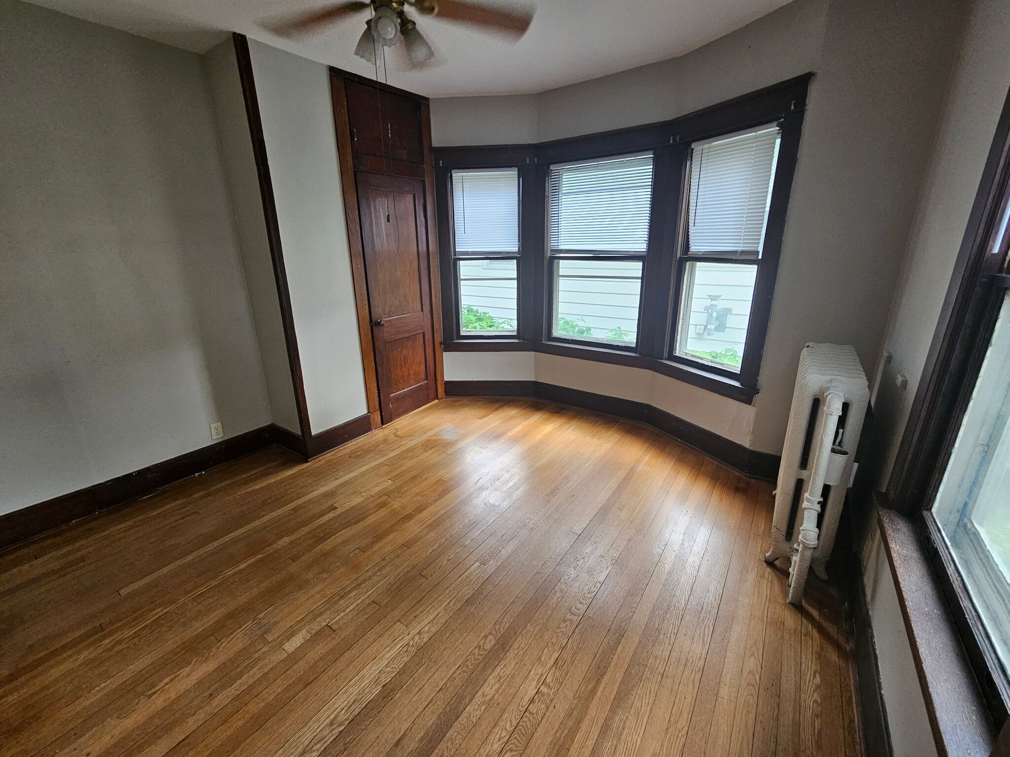 Large main BR w/ bay window - 1335 W Minnehaha Ave