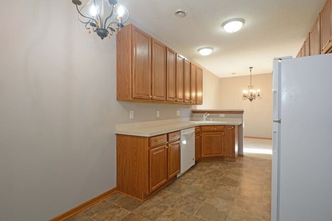 Building Photo - Beautiful 2-Bedroom 3-Bathroom Townhouse in Plymouth!